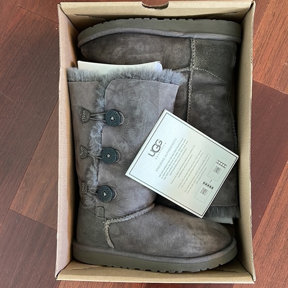 UGGS K Bailey Button Triplet, Size 2 - Picture 11 of 15